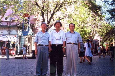 동북 조선 역사의 두 거두인 서명훈,  김우종 선생과 함께 (2000 여름 제2차 답사 때 하얼빈의 번화가 중앙대가에서  왼쪽에서 서명훈, 필자, 김우종 ) 이런 분들이 버팀목으로 계시기에 지금도 동북의 조선족들이 이국 땅에서 당당하게 살아가고 있다. 